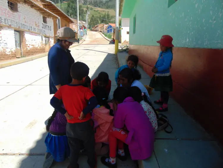 Niñas ya reuniendose para aprender - wambrakuna charecayamun