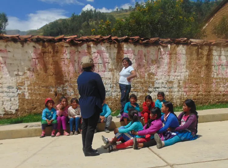 Niños jugando - Wambrakuna puqllekayan