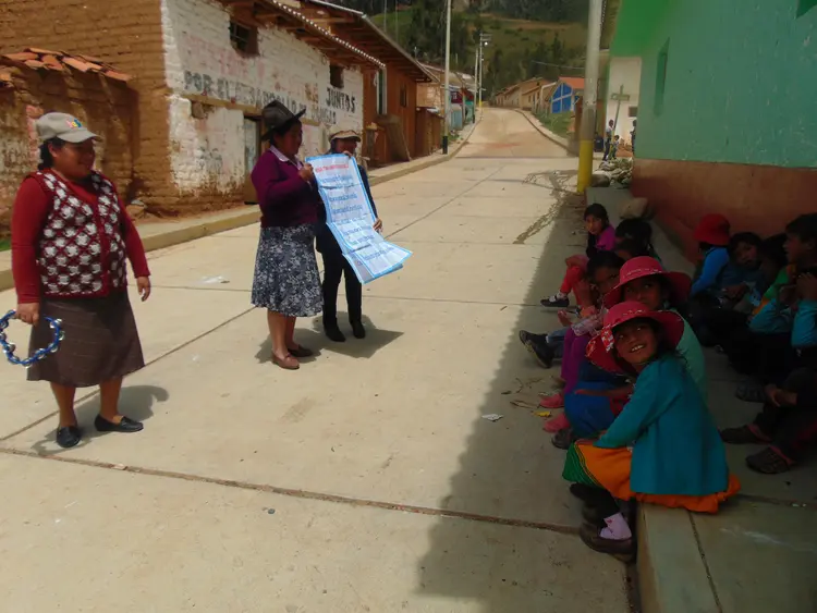 Estamos enseñando a los niños - wambrakunata yachecatsiya