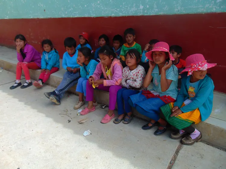 Niños atendiendo a sus clases -  Wambrakuna clasinkunta wiyakikayan