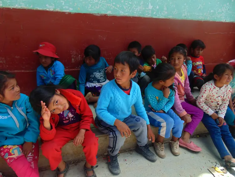Niños atendiendo a sus clases -  Wambrakuna clasinkunta wiyakikayan