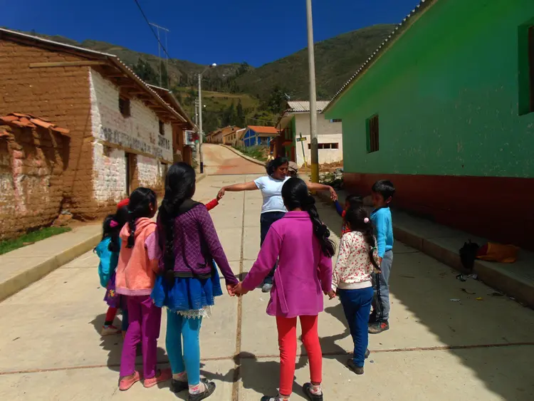 Niñas jugando - Wambrakuna puqllekayan