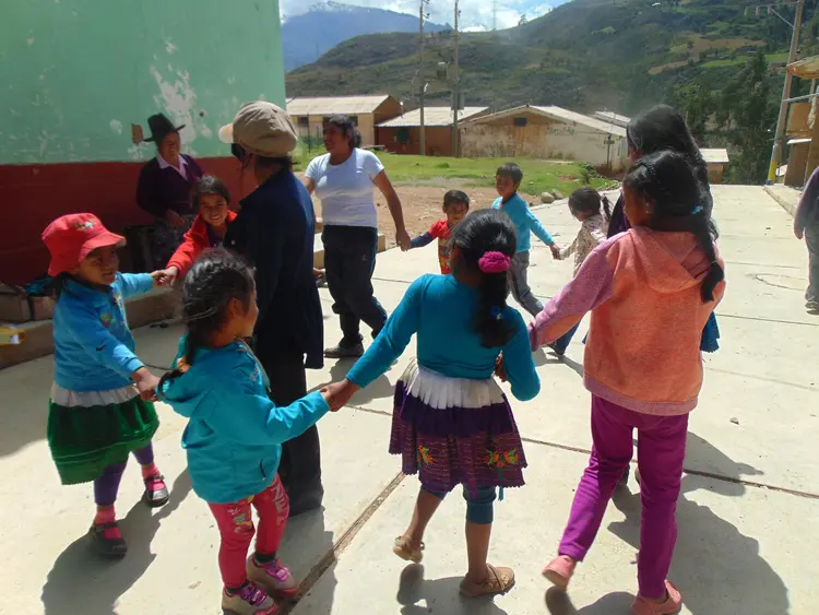 Niños jugando - Wambrakuna puqllekayan