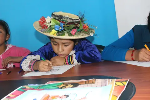 Niña de Llakllin haciendo su tarea - llakllin wanbra  tareanta rurecan