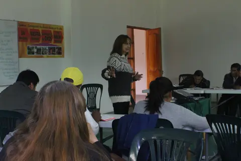 Enseñando en el curso de SIBI - Yachatsikuy SIBI cursuchu