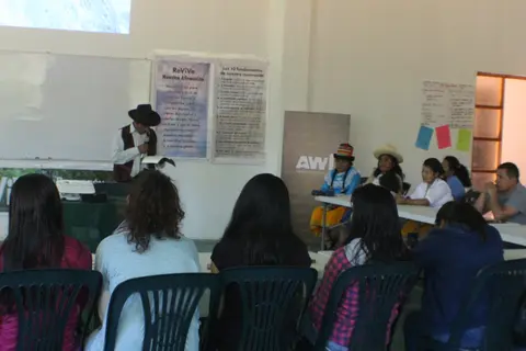 Hermano Leopoldo dando reflexión en la clausura - Hermanuntsik Leopoldo yachatsikïkan