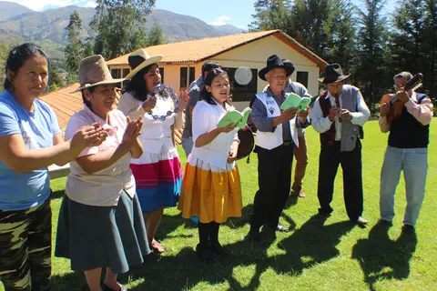 Cantando alabanzas en quechua - Qotsukikayan quechua idiomachu
