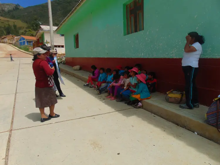 Estamos enseñando a los niños - wambrakunata yachecatsiya