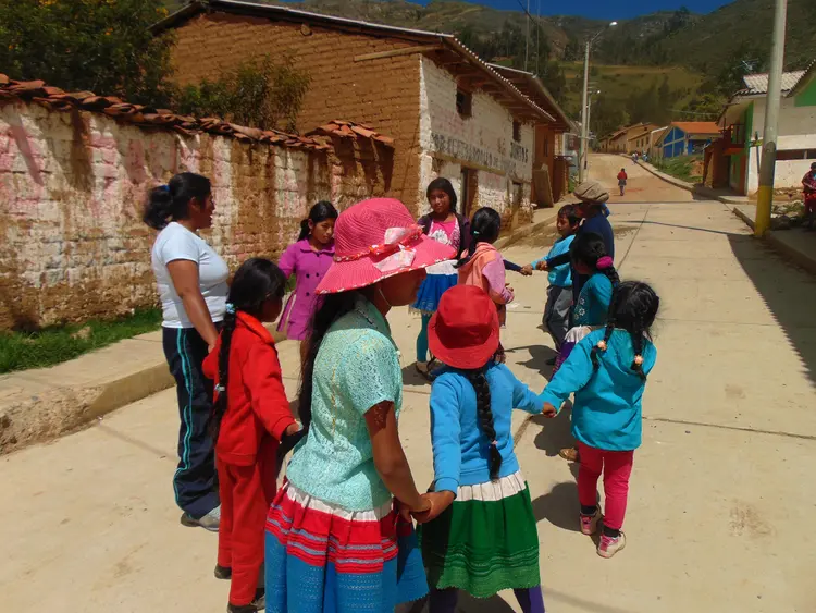 Niños jugando - Wambrakuna puqllekayan